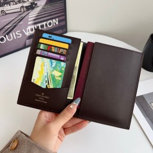 Alternative view of ルイ ヴィトン パスポート ケース ハイブランド 革 海外 旅行 パスポート 入れ ヴィトン パスポート カバー かわいい  カード入れ